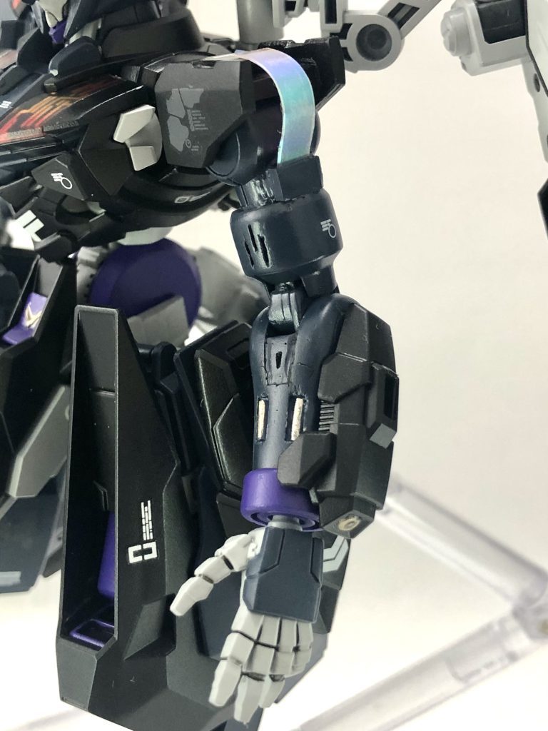 左腕は以前エクシアリペアⅣを作ろうとして没になったパーツを少しいじって使っています。ちなみにテルティウムやグリムゲルデ等のパーツで構成されています。ケーブル部分はクリアファイルを切り出したものに透明のホログラムのシールを貼って作っています。