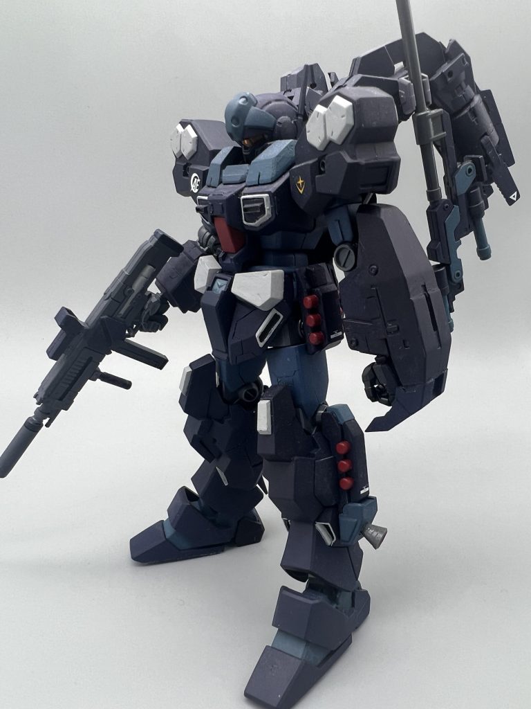 RGM-96AX ジェスタ・アサルト【概要】UC計画の産物であるユニコーンガンダムの随伴機であるジェスタのバリエーション機。ユニコーンとそれに随伴するジェスタの到着前にある程度の露払いをするための強襲機として開発された。機体の性質上、特に耐久性と継戦能力に重きを置いており、多少の被弾は厭わないようジェスタキャノンと同様の装甲と、強襲用のフレキシブルブースターを2機搭載している。