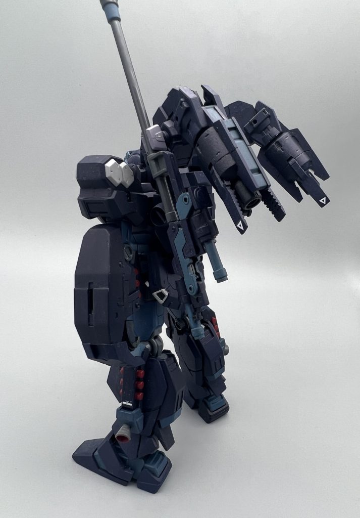 【フレキシブルブースター】稼働時間の延長と機動力を両立した試作型ブースターユニット。アナハイムでの開発コードは「Fb」ハードポイントも搭載されており、武器の懸架などが可能。