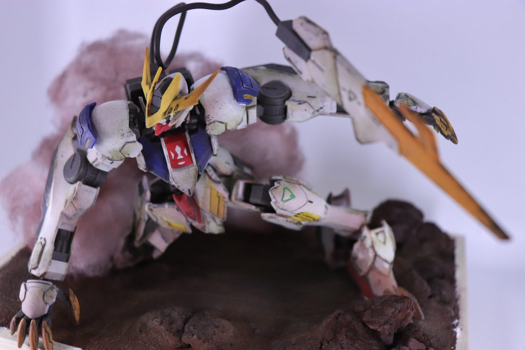 火星なので、土は赤めに岩はそれっぽくインテリアバークを重ねてボンドでくつけただけです。