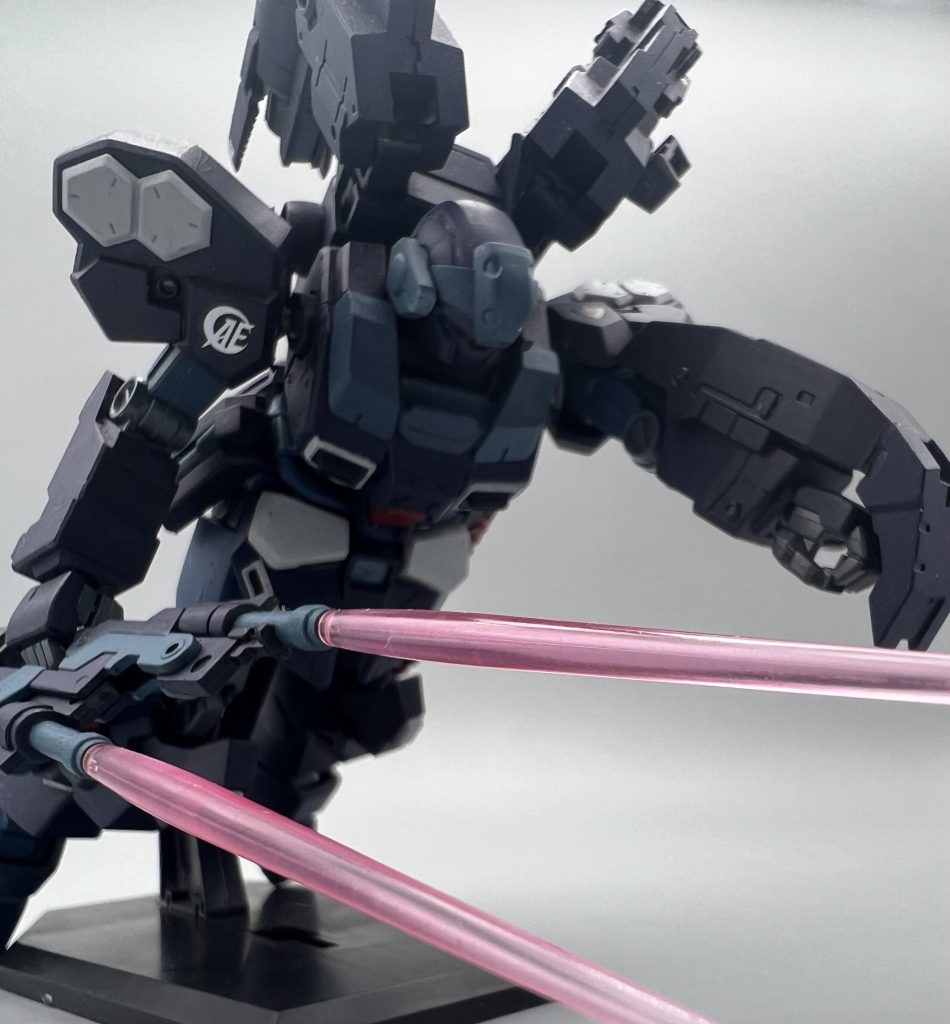 改修型ビームスピアジムストライカーのものより高出力になっているクラッシュ・ガントレット実弾用に腕部に増設されたアーマー。実弾を弾くためのの傾斜がついている他、対ビームコーティングもなされている。直接打撃用武装としても有効。