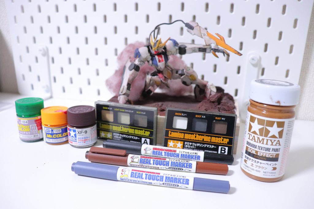 使った塗料たちです。バルバトスは部分塗装とリアルタッチマーカーとウェザリングマスターでウォッシングとウェザリング。台座は粘土にインテリアバークもって筆でテクスチャペイント塗り塗りして、ハルレッドをエアブラシで細拭きです。テクスチャーペイントがほんとに塗るだけで本物に近づく魔法の塗料でした。ただ筆はやっすいの使った方がいいです！すぐダメになります。ご観覧ありがとうございました！