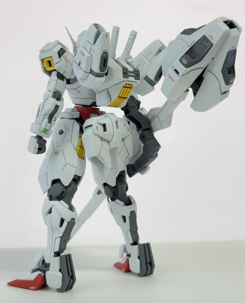 ただ一切弄ってないという訳ではなく、腰のパーツがS字立ちさせる際干渉するので斜めに接着していますお陰でビットオンする際も足への干渉が無くなりました