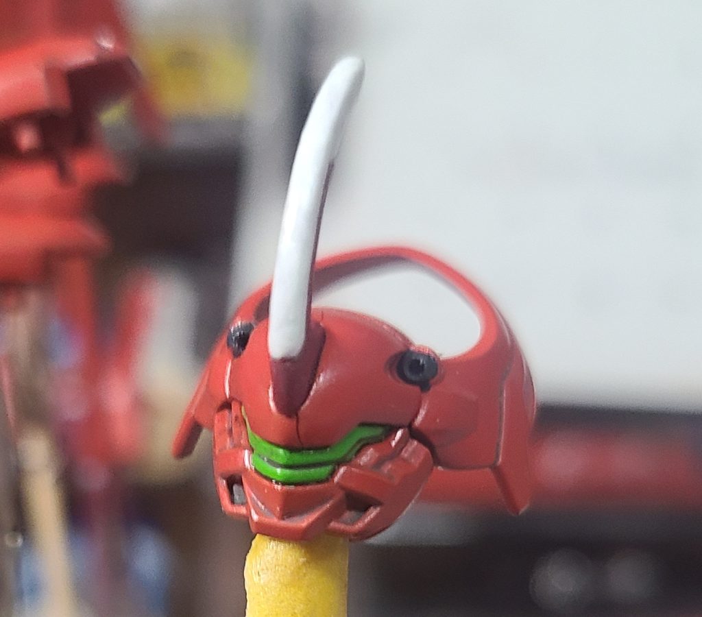 作業途中の一番致命的なミスはやっぱりこれだと思います。スミ入れの途中、手が滑っちゃって、エナメル溶剤に頭部を落とした結果、クラックが生じました。いわゆるソルベントクラックってやつなんでしょう。ｗ皆さんは模型の作業する際にどうか気をつけてくださいね…。