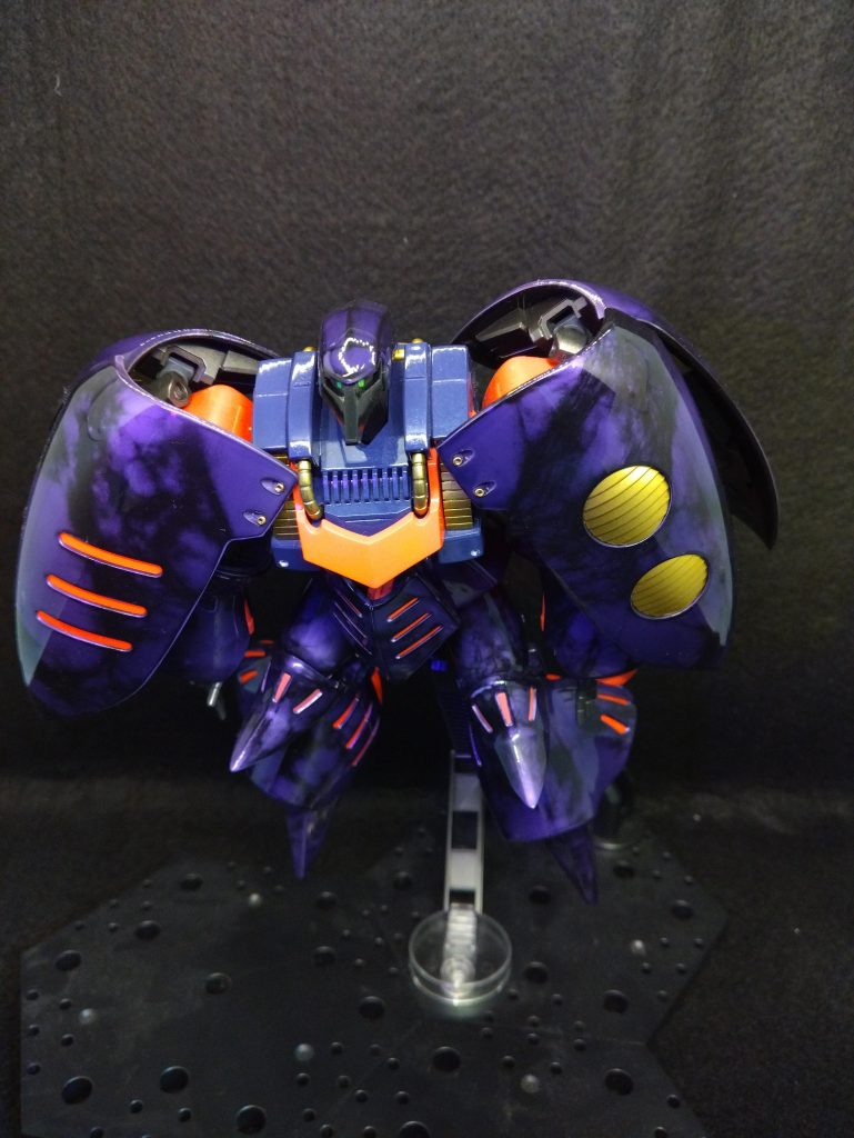 女性パイロットをイメージしてオシャレな色にしました。