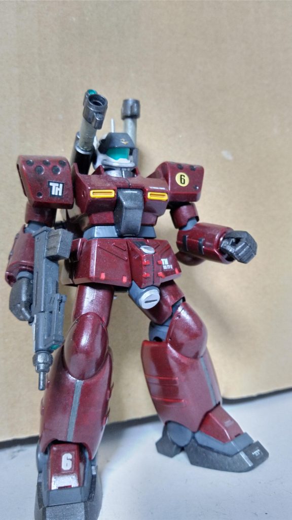 塗装は相変わらずの筆塗りオンリー。赤にガンメタを薄く掛け合わせてリアル感を出したつもりが、あら?ムラだらけに。現在は良い塗料が豊富に出てるから楽ですよね。