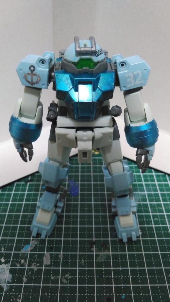 まずは正面。肩やシールドには風水の幸運の数字の32がふられています。見た人は幸運に成れるかも?