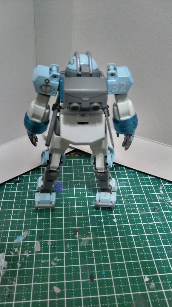 背面1。画像にはありませんけど…拡張キットを二個も使っているためナイフがもう一本あります。また、平手の甲もちゃんと塗られています。