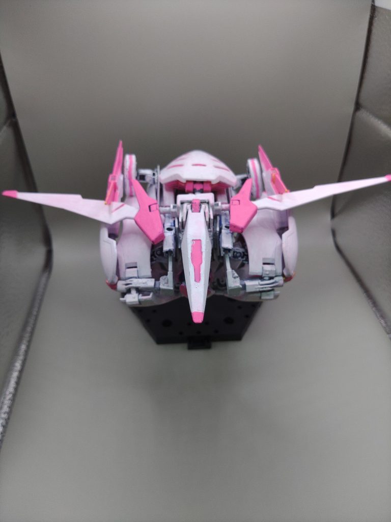 ○MA形態機体を横にして、後ろのキャノピーを展開し変形。長距離移動を目的とした戦闘機形態です。