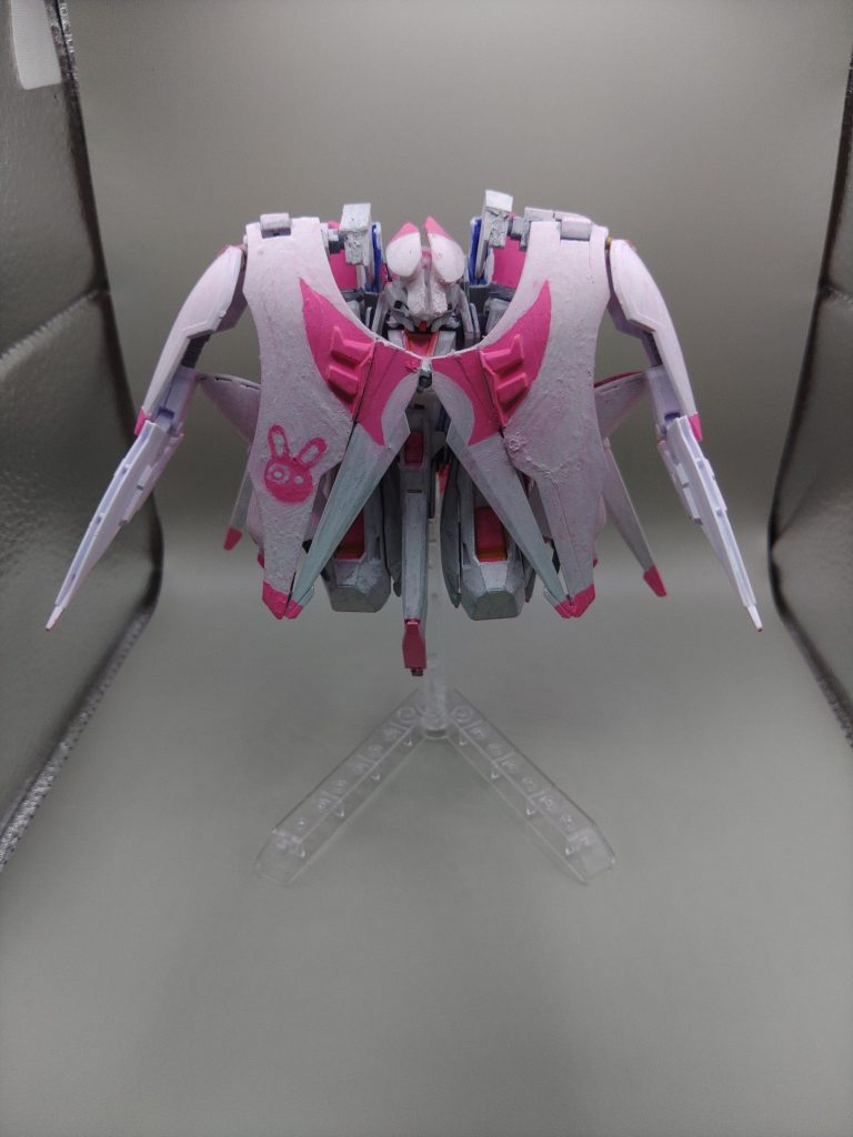 最後にMS形態で腕を収納。丸みのあるシルエットを意識して、サイドをウサギの耳がたれている感じにしてます。先端はビームランスなので凶悪です。