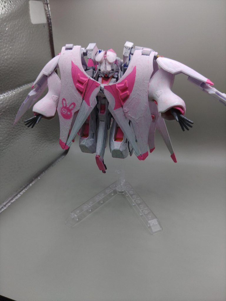 ●浮遊形態通常時は足をおりたたんで浮遊して戦闘します。アクティブクロークにより機体が守られているため防御力は高めです。丸みを強調して可愛らしい雰囲気にしました。