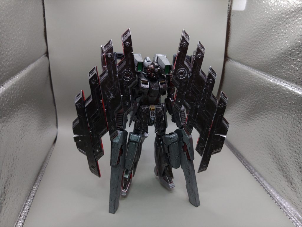 フルシールド。ウィングを前に展開して、低下した防御力を補います。