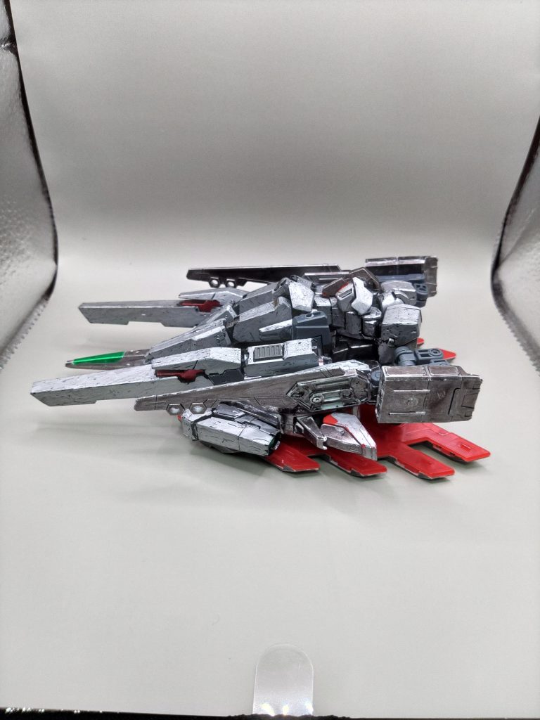 サイドから。セラヴィは機体が鈍重なので、素早く敵の拠点に迎えません。それを克服するためにサイコプレートに乗って、機体を薄く変形する事で高速移動を可能にしたという設定です。