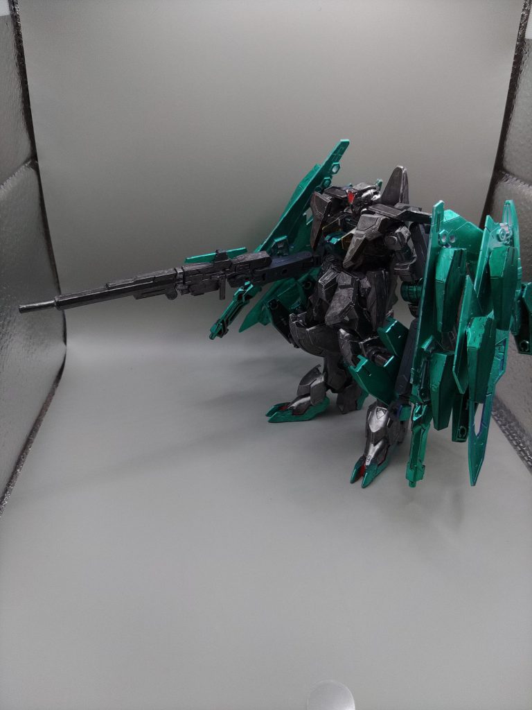 狙い撃つゼェ↑サイドの写真です。GNスナイパーライフルⅡを展開して狙撃します。