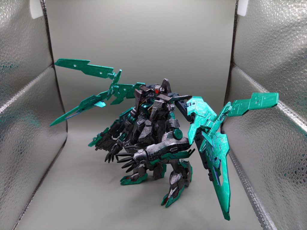 バーサーカーモードを別アングルから。これまた薄々気がついた方もいるかと思いますが、バルバトスルプスレクスをミキシングしています。やっぱりケルディムはどこに行ったのか…