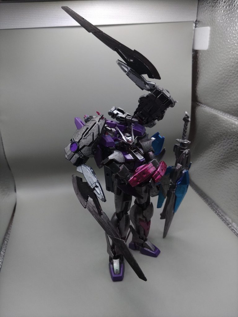 肩を変形し、隠し腕を展開。接近戦をさらに強化