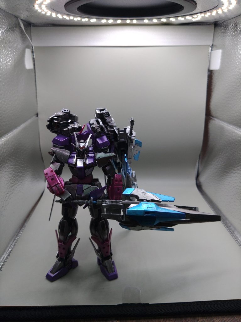 横に可動するので、抜刀も再現できます。