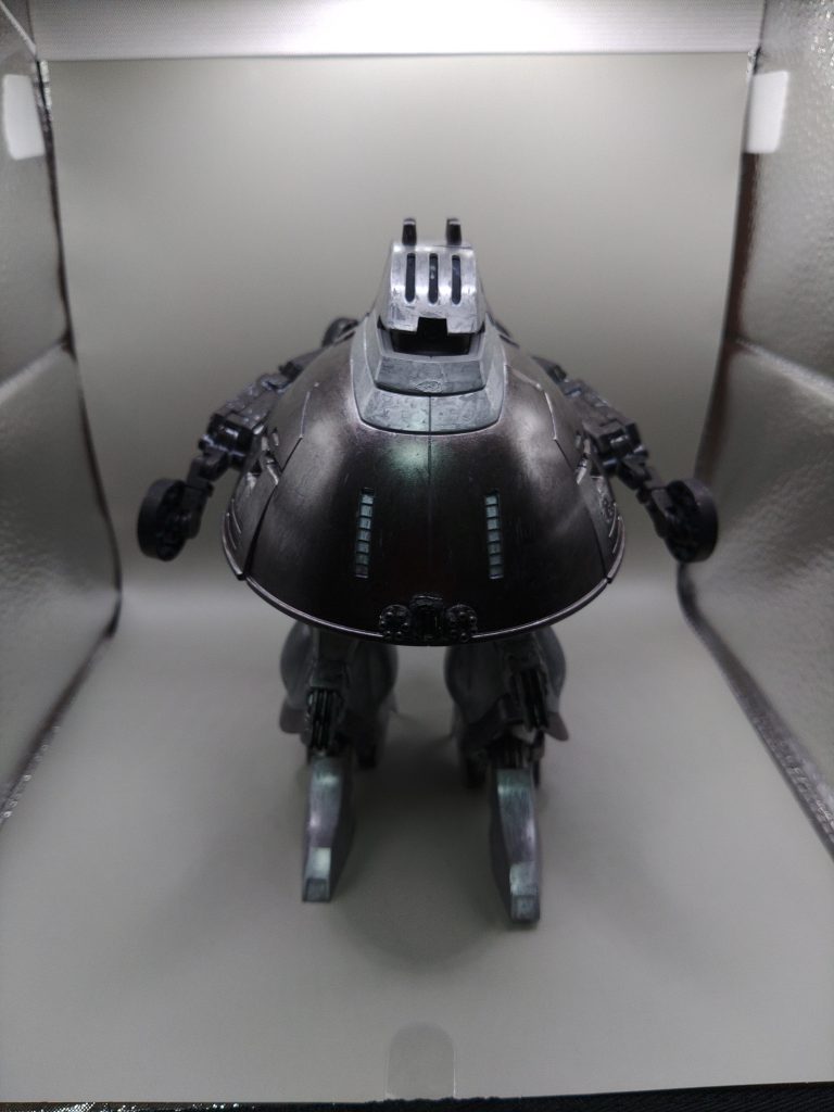 ○通常形態正面にビームガトリングとメガ粒子砲を直で装備し火力を上げています。また、サイドには腕の変わりにビームローターを装備しています。