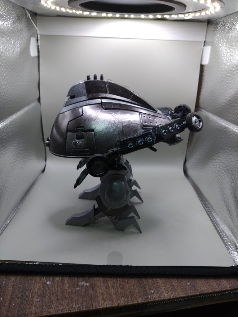 通常形態をサイドから。正面からは見えませんでしたが、サイドにはメガ粒子砲を装備しているビットが12機搭載されており、固定砲として装備したまま発射します。ビームローターは後ろにも装備しており、サイドのビットのビームを反射して拡散する事で広範囲へ攻撃ができます。ビグザムみたいな見た目なので、このアイデアを思いうかびました。私がやりたかった事の1つです。