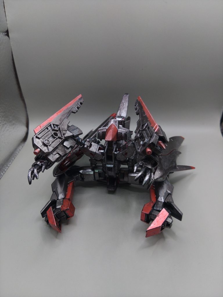 MA形態(射撃モード)元の機体同様にスキュラの発射形態を再現。バインダーを横向きにして安定した射撃が可能です。