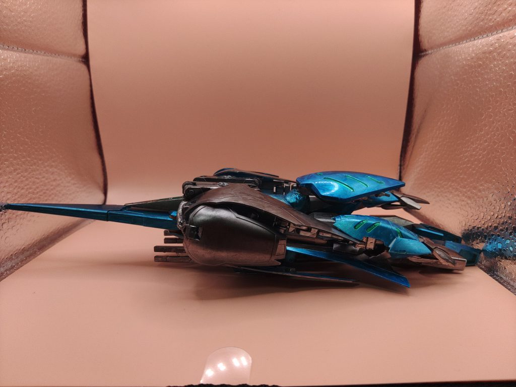 サイドから。機体の薄さは維持できているかと思います。