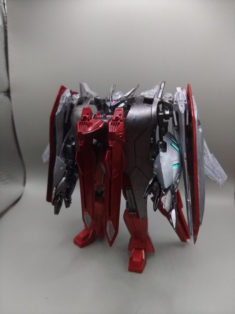 という事でラストの機体は、最初に上げた機体であるリボーンズガンダムのカスタム機として最近作成したオリジナル機体です。エース機っぽさを残しつつも、どことなく頼りない雰囲気がありいい感じです。