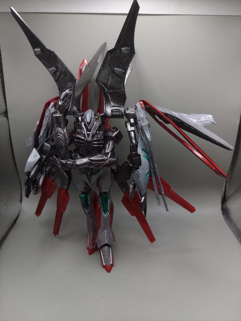 リバイバルガンダム形態。裏返して全てのバックアップを展開した高速戦闘形態です。通常形態では全滅できない機体と戦闘するための、隠し形態という設定です。リボーンズガンダムに可変機構を搭載してラスボスの風格をあげたかったためのアイデア機です。のっぺりとしたキャノン形態とは変わって邪悪なオーラが溢れたよい雰囲気になったと思います。最近ようやく登場したデスサイズヘルをいきなりミキシングしました。