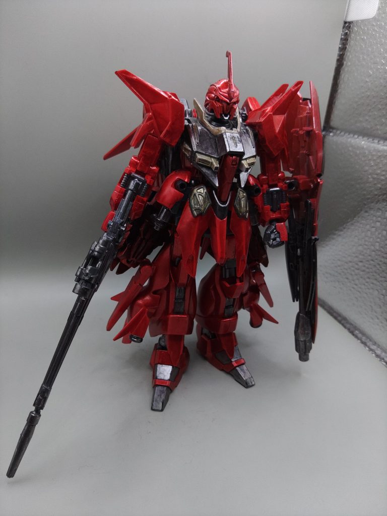 正面からのショットです。初見ではただのシナンジュに見えますが、わかる人にはすぐに違和感に気がついたと思います。