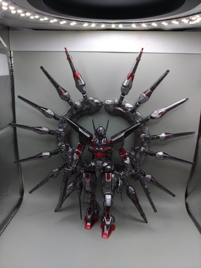 パーメットスコア3 ビットオンフォーム展開形態。パーメットスコアが3以上のときにバックアップが展開する高速移動形態です。レジェンドガンダムをリスペクトした機体で、太陽の名を冠するのにふさわしい威圧感に仕上がっていると思います。