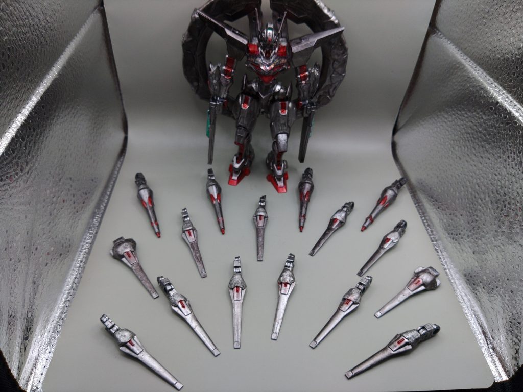 ビットステイヴ展開。砲門は2門の小型ビットが12機9門のビームスパイクのついた大型ビットが4機頭部バルカン 2門レシーバーガン 2門ソリドゥス・フルゴールビームシールド発生装置のビームガンモード 2門計66門となっています。この数の射撃がパーメットリンクにて制御された状態で襲ってくるので、ノレアでなくても身震いしそうです。