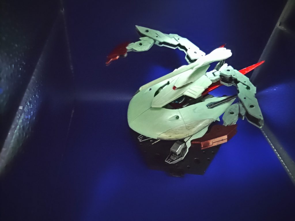 水中戦闘形態で深海にて遠距離射撃。この機体は深海にて、敵が近づきにくい深さから敵を狙撃して、一方的に破壊し制圧する設定です。水という、ビームからの防御と深海という水圧による接近を防ぐ事による地の利を存分に生かした戦術をおこないます。またヴァリアブルフェイズシフト装甲を採用しているため物理攻撃にも強く、水中では無敵ともいえる機体です。では、水中以外ではどうかといいますと…