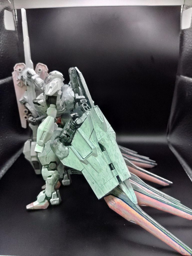 サイドから。純白の似合う機体なので、思いついたアイデアは花嫁でした。そのため、シルエットはウェディングドレスを参考にしています。