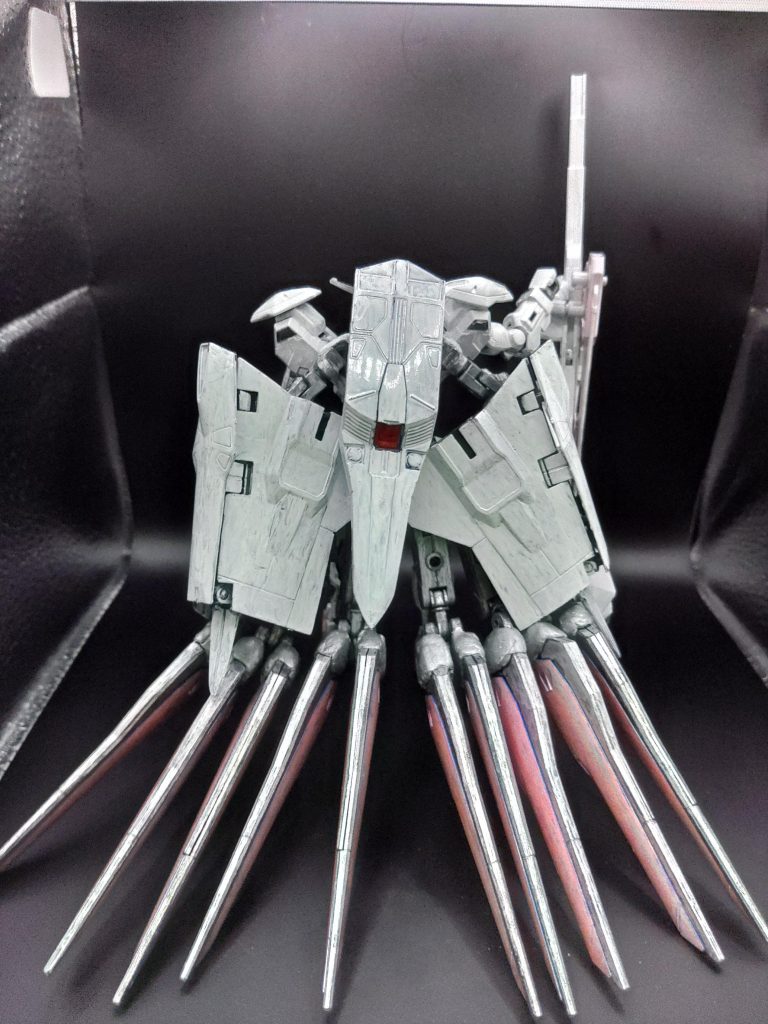 バックから。ウェディングドレスのロングトレーンを再現。長い理由は、身分の高い女性は動かなくてもよいので見栄えを重視したからだそうです。スレッタは大変な学園生活を送っていたので、将来はミオミオと優雅に生活してほしいです。