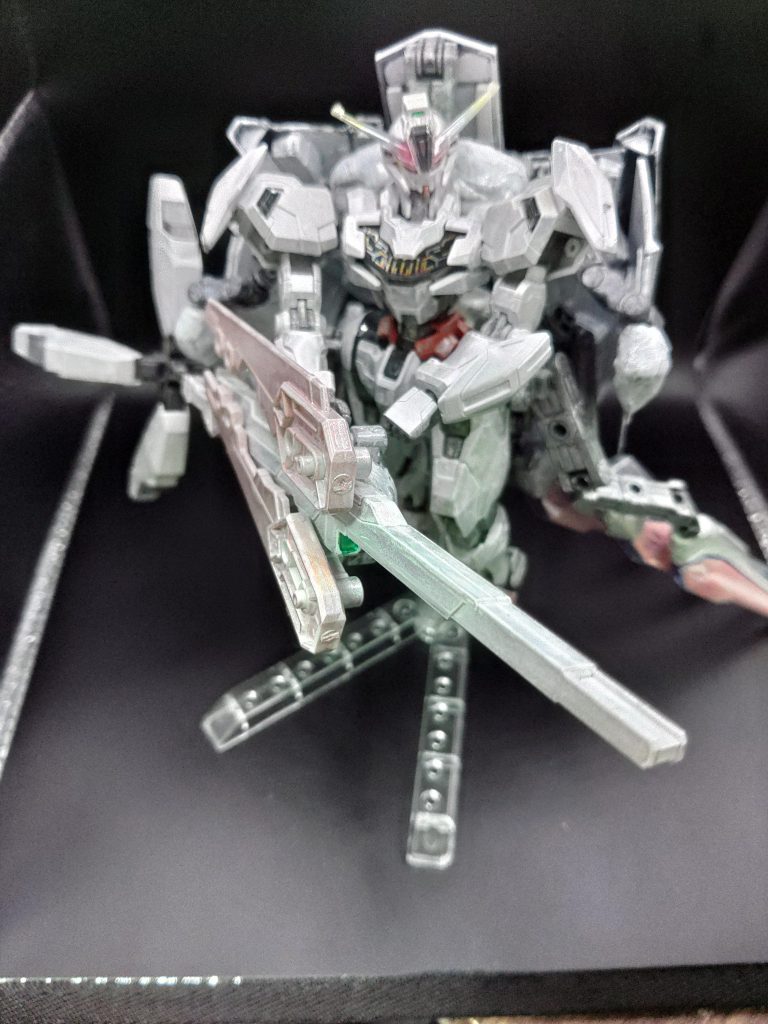 ○ハイマニューバモードキャリバーンのカスタム機のため足を変形し、バリアブルロッドライフルとロングトレーンを展開し高速移動モードに移行する事が可能です。