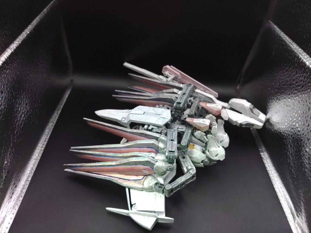 サイドから。ロングトレーンを前方に展開するため、火力のあるMA形態になっています。