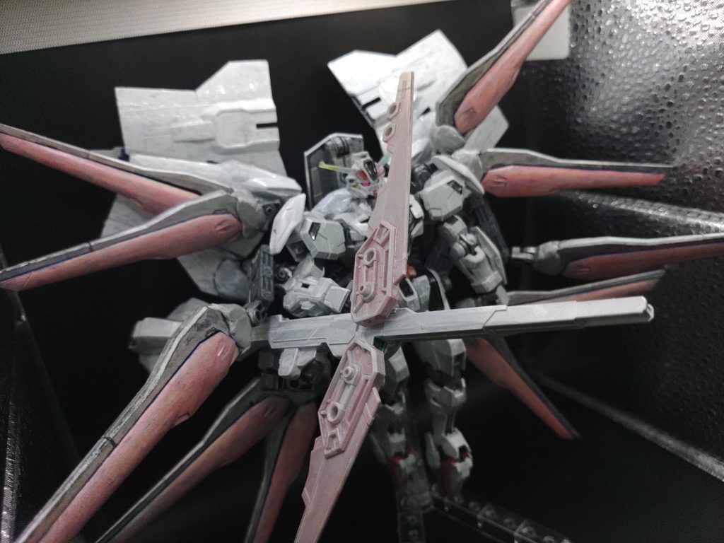 ○アルティメットモード自分が一番やりたかったモードです。バックアップを全て展開し、クワイエット・ゼロを広範囲に発動し、戦闘を終幕させる形態です。また、クワイエット・ゼロに頼らなくても、ストライクフリーダム由来のウィングがあり、さらにドラグーン型のエスカッシャンもあるため、物理的にも戦闘を終幕できます。