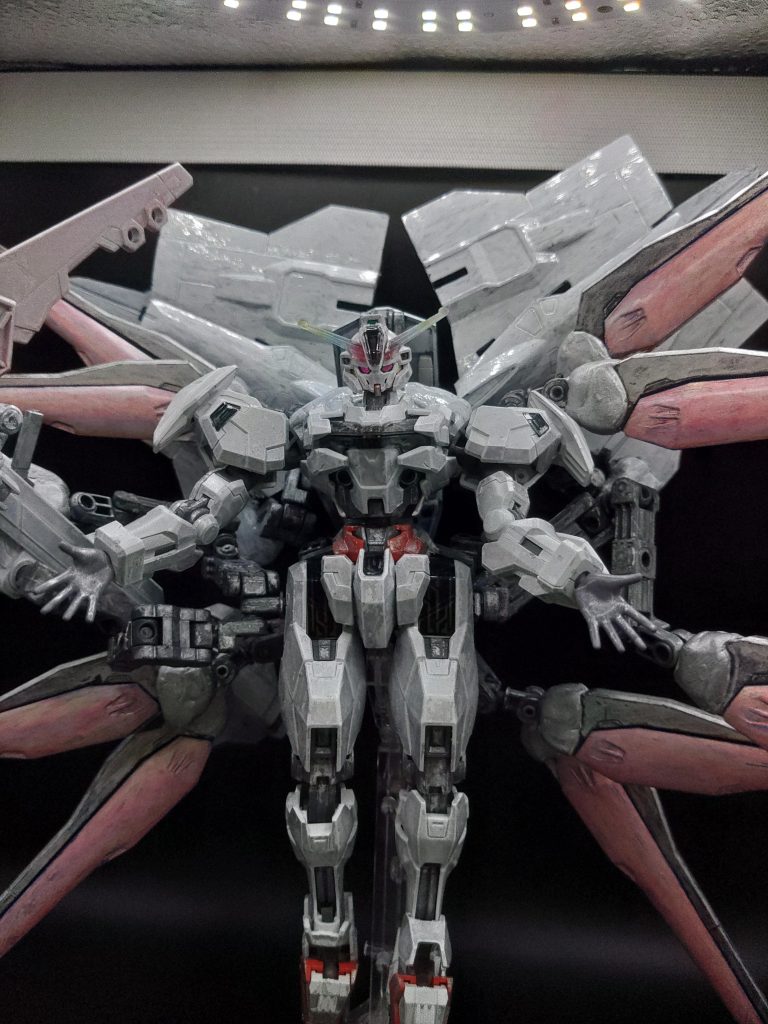 「私の願いは、全ての魔女を消し去ること。ほんとにそれが叶ったんだとしたら、私だって、もう絶望する必要なんてない。」全ての魔女を呪いから解放したまどかと、全ての人を繋げ、平和へ導く事も可能なクワイエット・ゼロ。キャリバーンの機体も白く、同じ魔法少女のため一番最初に思いついたアイデアです。※アルティメットまどかのリスペクトから、髪を再現しているウィングは出来る限り見切れているようにしています。