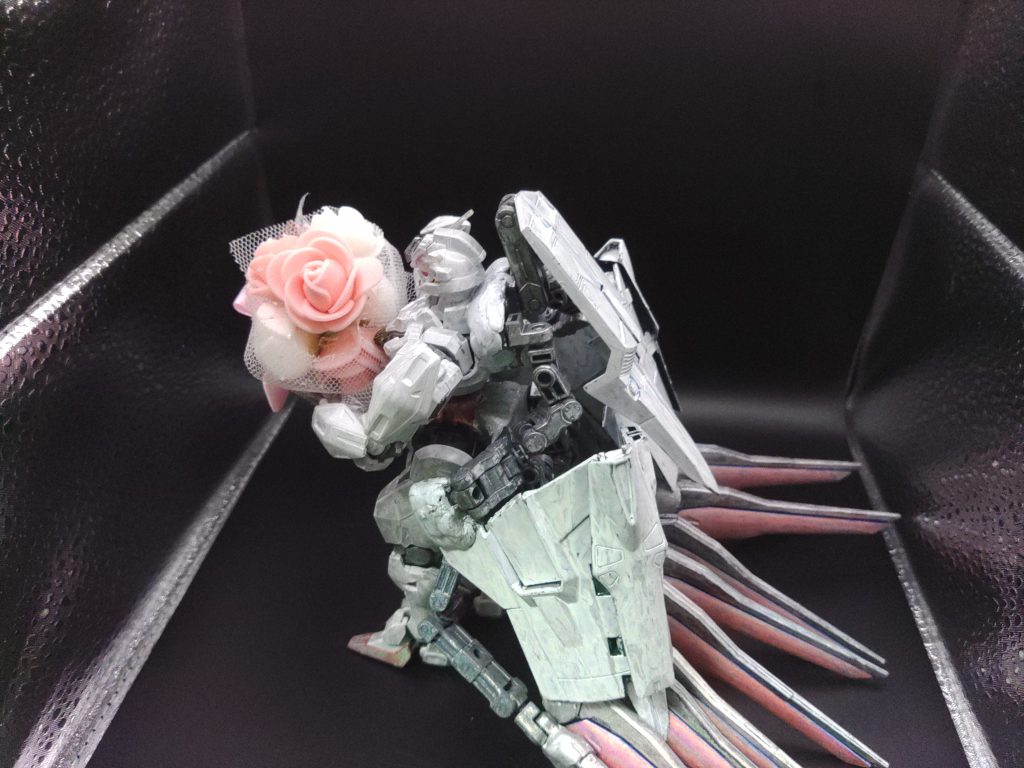 最後に通常形態のウェディングドレスのモードに戻ってブーケを装備。スレッタのウェディングドレス姿もみてみたいですね。