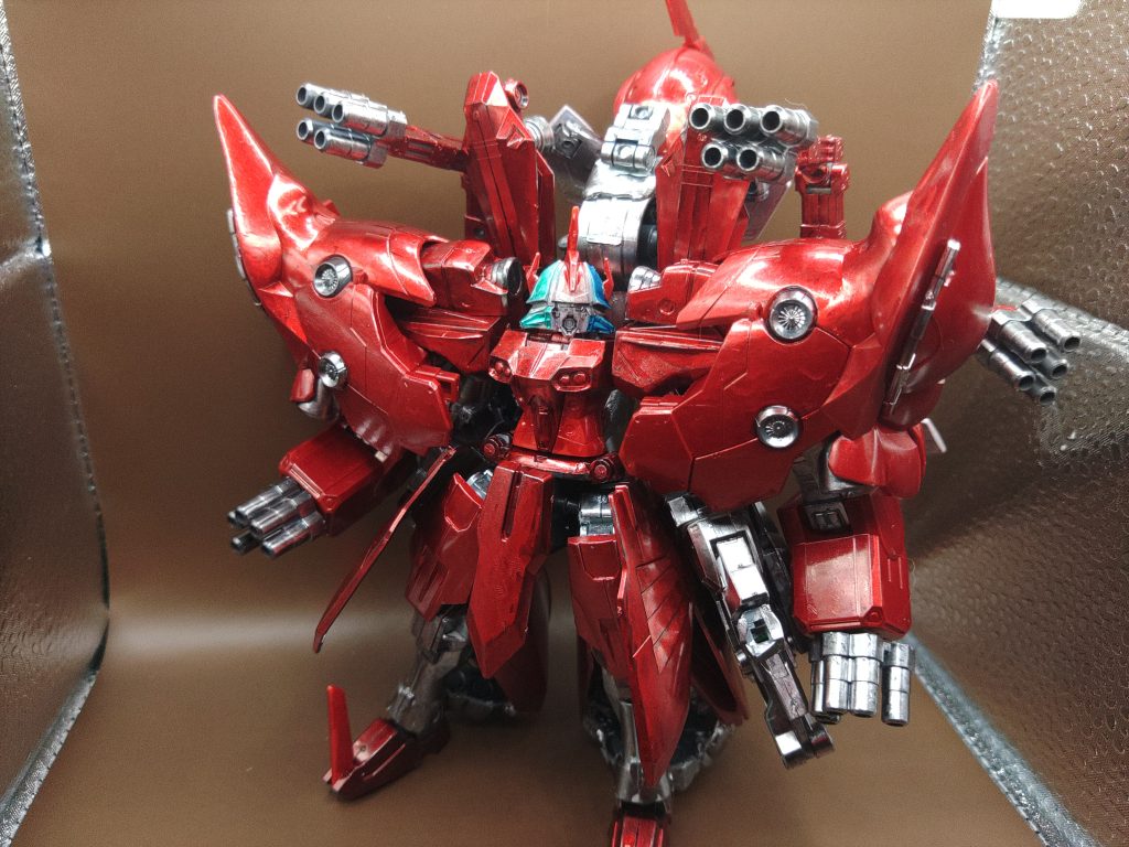 リアルモードのフルバーストアームユニットを展開しフルバースト。完全変形のため、リアルモードからSDのモードに戻す事も可能です。
