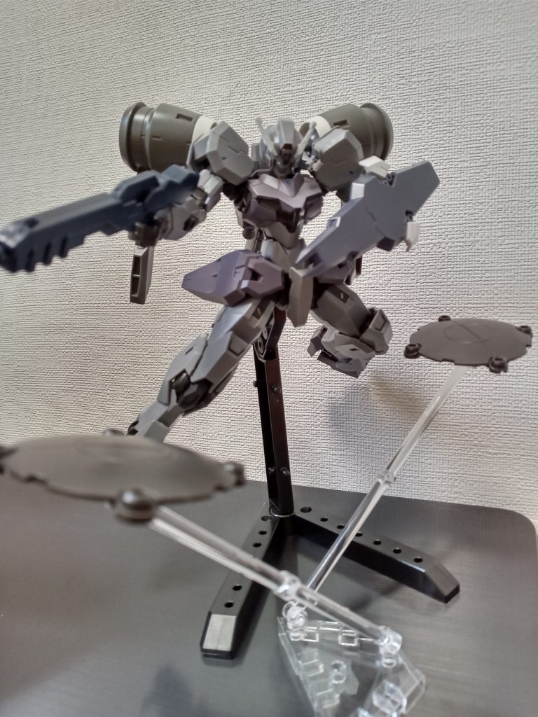 手裏剣のように切り刻み盾のような動きもします！