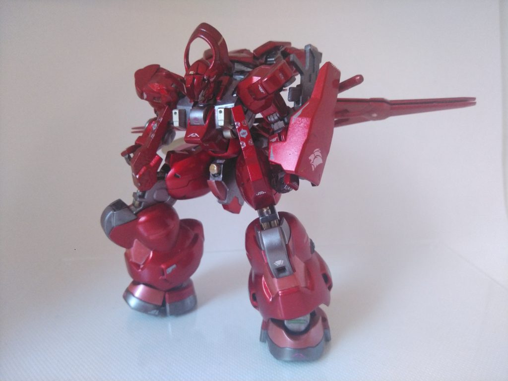 コンテナから勢いよく飛び出して着地!固定武装は頭部ビームバルカン及び胸部ビームバルカン。グエルがほぼ無傷でホルダーの座を維持していた為装甲よりも可動域を重視しフロントスカートが無いので苦労するフェルシーちゃん(虐)