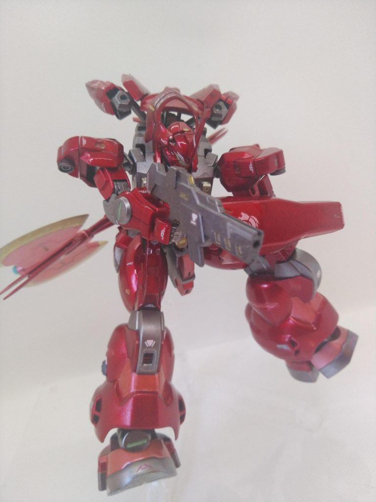 シールド裏に格納しているビームライフル。「この色背負って敗北なんて笑えないんスよ!!!(迫真)」尚、シールドは元々ついていなかったがフェルシー専用機とする際に使いなれた遠距離武装と共に追加された。一部界隈から「ジェタークシールド」と呼ばれていたりいなかったり(笑)