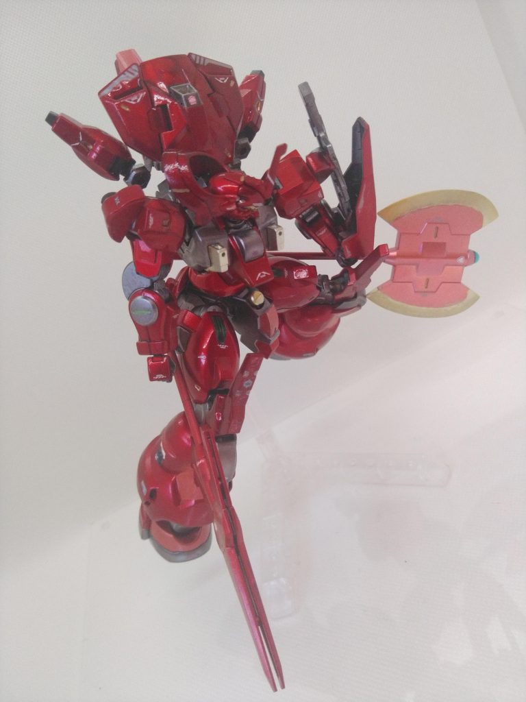 アタッチメントは可動するのでビームパルチザン、大型ヒートアックスを構えやすくなっている。また、イーシュヴァラ懸架基部も可動する為スムーズに取り出すことが可能。