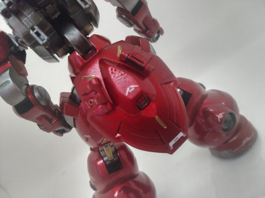 店内展示で見かけたメタリック光沢作品に魅せられてキャンディ塗装に初挑戦。そして失敗orz原因はクリアレッドの薄めすぎ+厚吹。色と表面の斑が酷い/(^o^)\ツギハキヲツケヨウ腰アーマーに30MMの肩アーマー基部をカットして接着。これで3ミリ軸の武器取付放題、使わないときは畳めます(o^-')b !