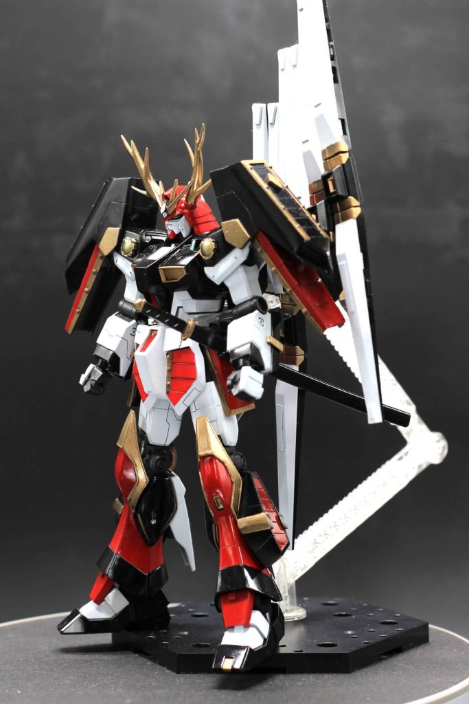 基本のプロポーションはEG版のまま、鎧甲冑等を増加装甲と見立てて各種プラ板で自作しました。フィンファンネルはHGUC版νガンダムの物を使用しています。