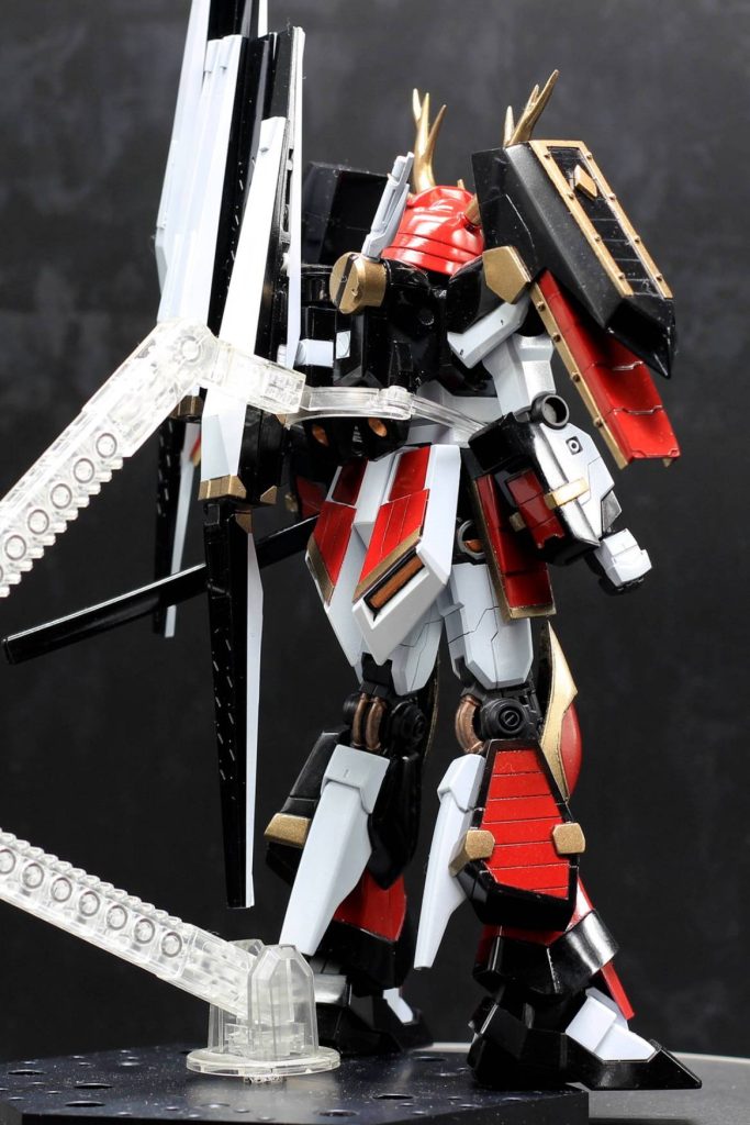 脛部分にはHWSの増加装甲を意識した甲冑を追加。弄っているうちに関節が弱り、フィンファンネルを搭載した状態ではスタンド必須となってしまいました。