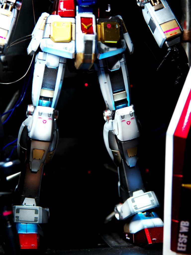 膝とくるぶしの内部が光ります