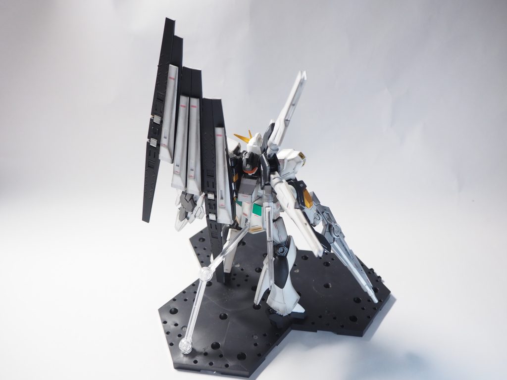 フロント&リアビューリボーンズガンダム要素が強めなので、カラーリングはνガンダムに寄せました。