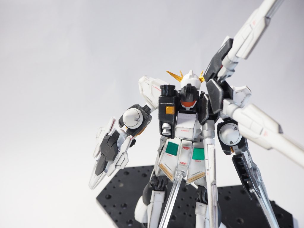 バックパックはフィンファンネルを取り付けるために一部νガンダムから移植しました。