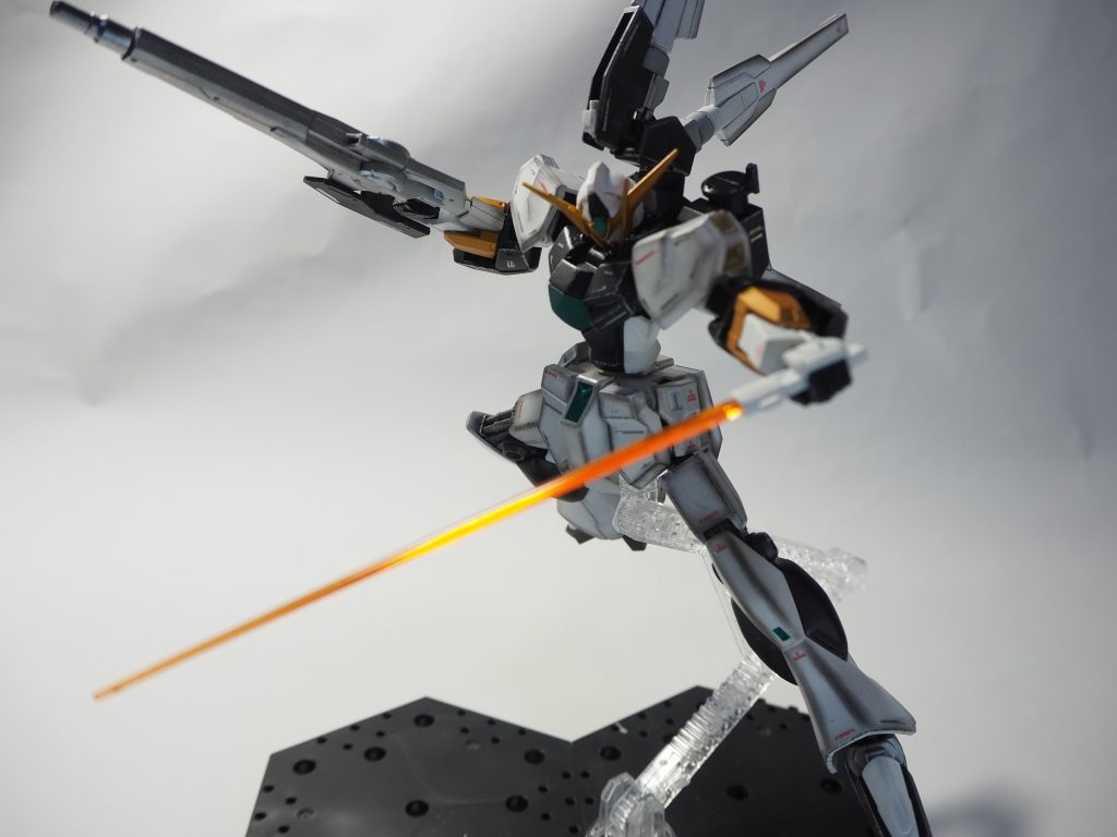 ビームサーベルはリボーンズガンダムに合わせてクリアオレンジで塗装しました。